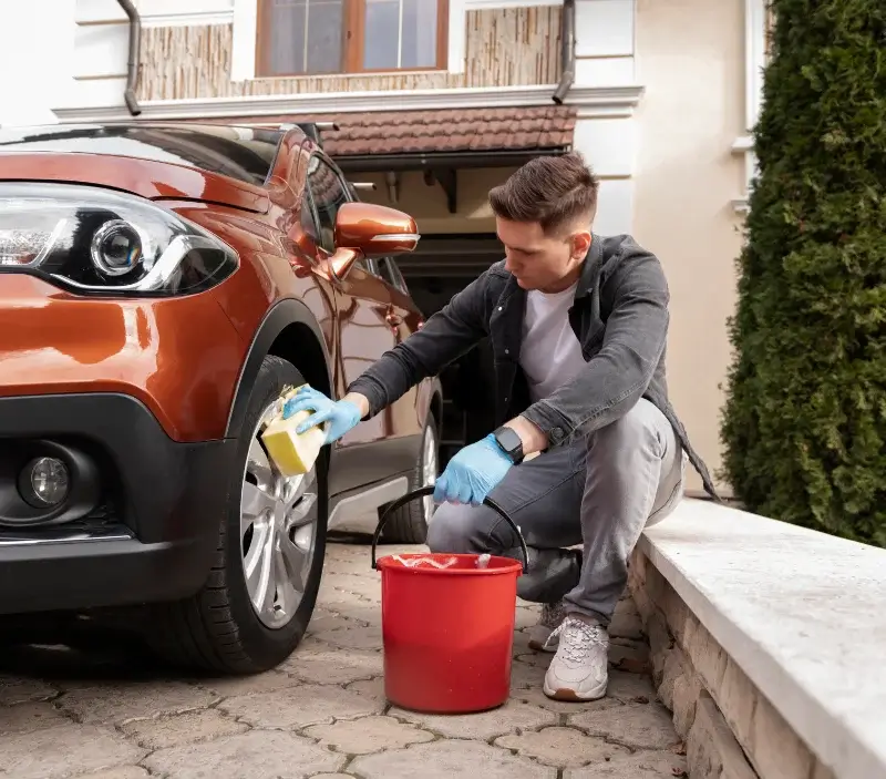 Lavage auto à domicile Les Gets : professionnel intervenant sur un véhicule